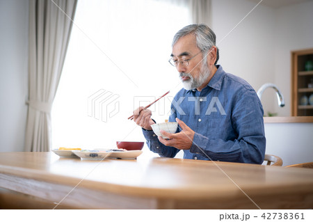 シニア　食事　1人暮らし 42738361