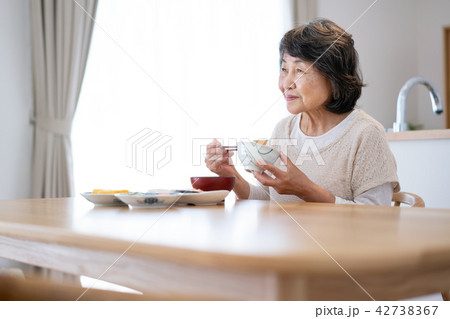 シニア ご飯 食事 食べる 料理 シニア ご飯 食事 食べる 料理 42738367