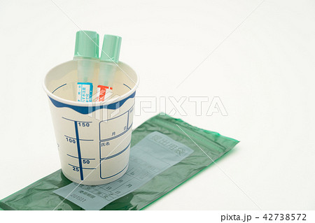 検便キットと検尿コップ 42738572