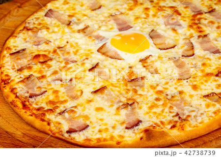 Pizza Carbonara with egg 42738739