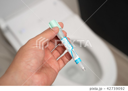 検便キットを持つ手 42739092