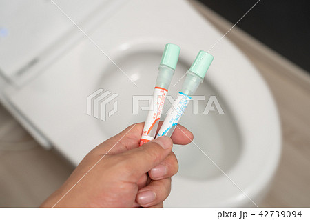 検便キットを持つ手 検便キットを持つ手 42739094