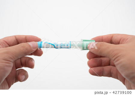 検便キットを持つ手 検便キットを持つ手 42739100