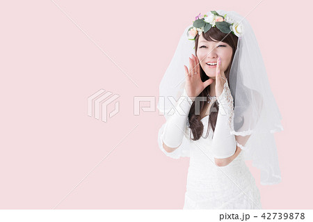 笑顔でなにかを伝える花嫁 笑顔でなにかを伝える花嫁 42739878