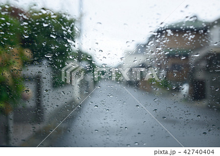 水滴　雨粒　車のフロントガラス　住宅街 42740404