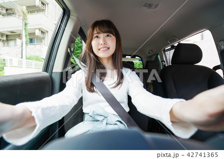 ドライブをする女性 ドライブをする女性 42741365