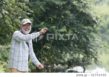 フライフィッシングをする日本人シニア男性 42741430
