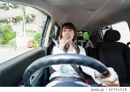 交通事故にあう女性 42741529