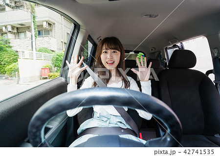 交通事故にあう女性の写真素材 42741535 Pixta