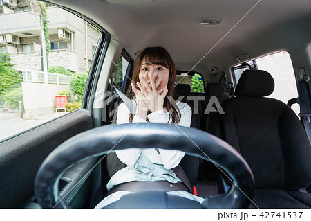 交通事故にあう女性 42741537