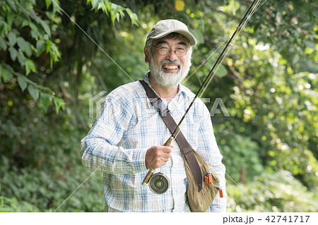 マス釣りをする日本人シニア男性 42741717