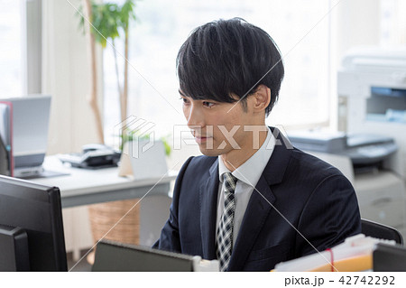 ビジネスイメージ パソコン作業をする男性の写真素材