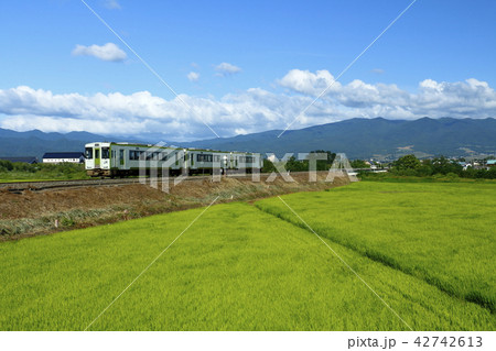 会津の山々をバックに新潟を目指すキハ110 42742613