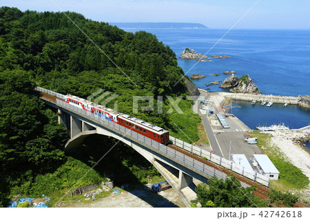 大沢橋梁とさんりく北リアス号 三鉄車 横構図 の写真素材