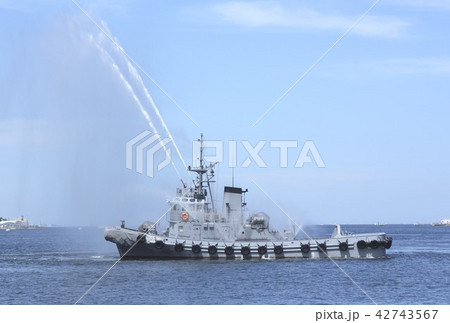横須賀基地で消防用の放水を行う海上自衛隊のYT-74曳船260トン型 横須賀基地で消防用の放水を行う海上自衛隊のYT-74曳船260トン型 42743567