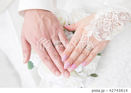 新郎新婦の手 42743614