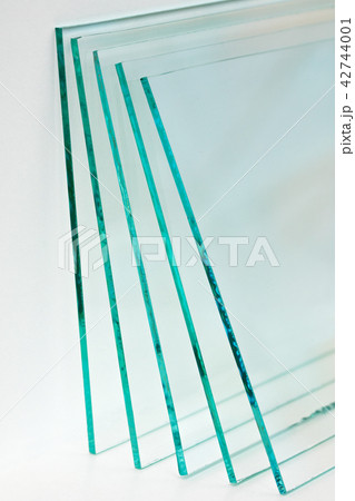 Sheets of Factory manufacturing tempered clear float glass panels cut to size 42744001