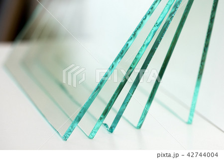 Sheets of Factory manufacturing tempered clear float glass panels cut to size Sheets of Factory manufacturing tempered clear float glass panels cut to size 42744004
