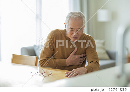 シニア男性 体調不良 42744336