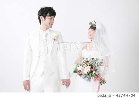 手をつなぐ新郎新婦 手をつなぐ新郎新婦 42744704