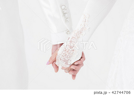 手をつなぐ新郎新婦 42744706