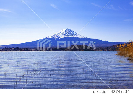 冬の富士山、山梨県河口湖にて 42745334