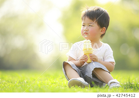 ソフトクリームを食べる男の子の写真素材