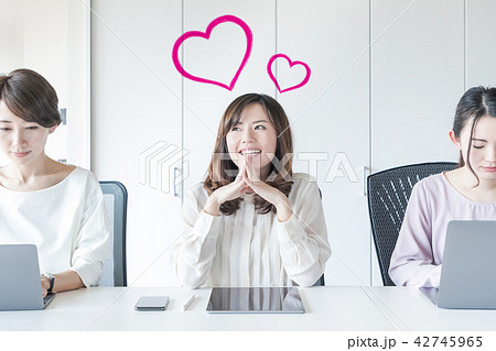 喜ぶ女性 42745965