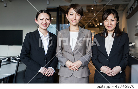 女性グループ 女性グループ 42745970