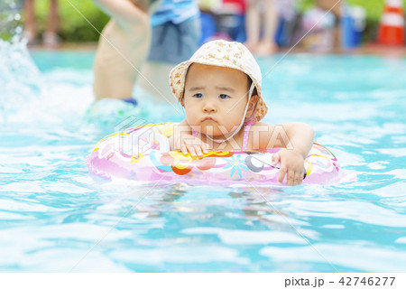 プールで遊ぶ赤ちゃん 42746277