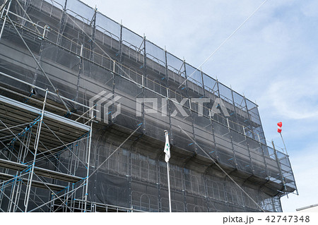 ビルの大規模修繕イメージ　養生　足場　耐震補強 42747348