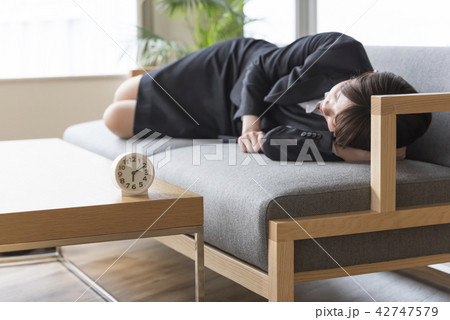 仮眠　疲労　働き方　勤務間インターバル 42747579