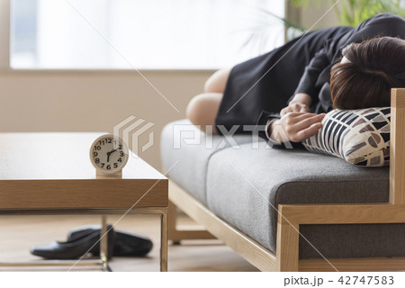 仮眠　疲労　働き方　勤務間インターバル 42747583