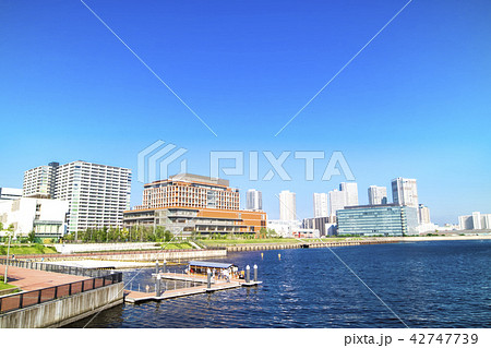水辺の都市風景 42747739