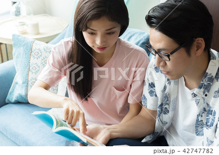 旅行の計画を立てる男女 旅行の計画を立てる男女 42747782