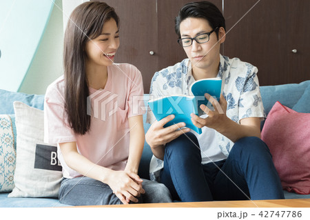 旅行の計画を立てる男女 旅行の計画を立てる男女 42747786