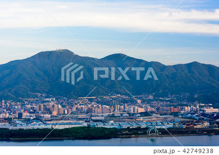 皿倉山と工業都市の夕暮れ【福岡県北九州市】 皿倉山と工業都市の夕暮れ【福岡県北九州市】 42749238