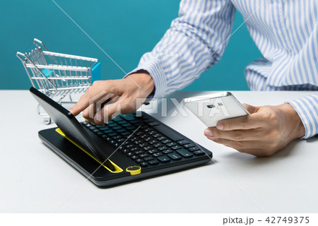 手 スマートフォン スマホ 42749375