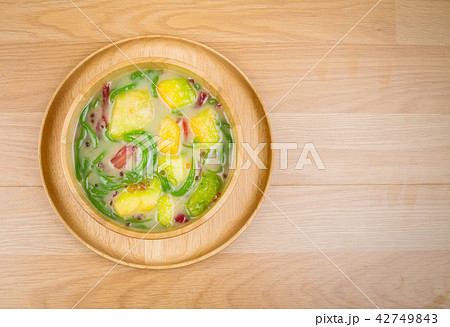 Lod chong, rice noodles made of rice eaten on wood Lod chong, rice noodles made of rice eaten on wood 42749843