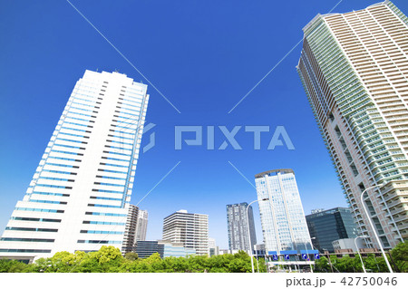 タワーマンションのある都市風景 42750046