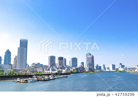 タワーマンションのある川沿いの風景 42750206