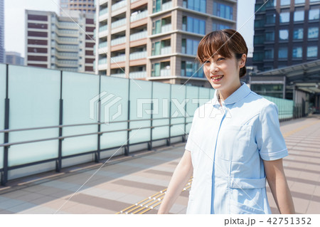 外を歩く看護師 外を歩く看護師 42751352