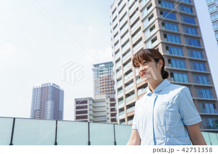 外を歩く看護師 外を歩く看護師 42751358