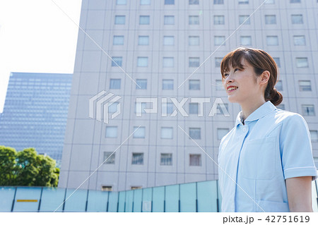 病院で休憩する看護師 病院で休憩する看護師 42751619