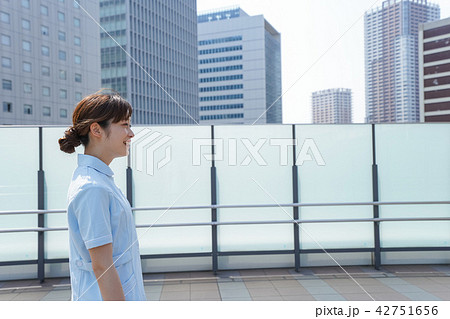 病棟を歩く看護師 病棟を歩く看護師 42751656