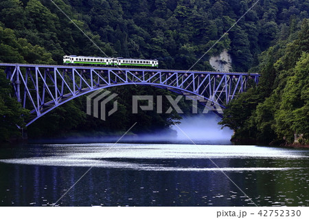 夏の川霧と只見線 42752330