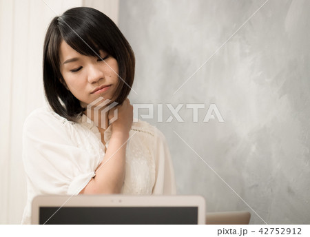 unhealthy female in white top with pain in neck 42752912