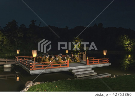 神宮の観月会 十五夜 中秋の名月 伊勢神宮の行事 外宮勾玉池の舞台 イメージ素材 神宮の観月会 十五夜 中秋の名月 伊勢神宮の行事 外宮勾玉池の舞台 イメージ素材 42753860