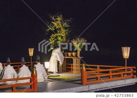 神宮の観月会 十五夜 中秋の名月 伊勢神宮の行事 外宮勾玉池の舞台 イメージ素材 神宮の観月会 十五夜 中秋の名月 伊勢神宮の行事 外宮勾玉池の舞台 イメージ素材 42753863