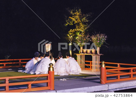 観月会　十五夜　中秋の名月　伊勢神宮の行事　外宮勾玉池の舞台　イメージ素材 42753864